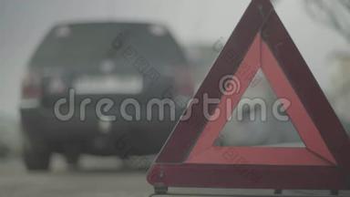<strong>警示</strong>标志`红三角`上路.. 特写<strong>镜</strong>头。 崩溃。 汽车故障
